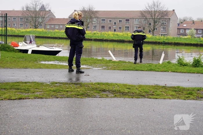Urenlange berging van bestelbus in het water