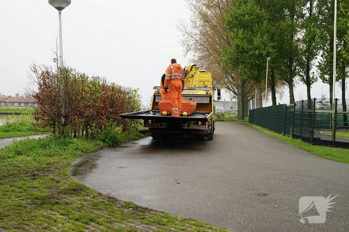 Urenlange berging van bestelbus in het water