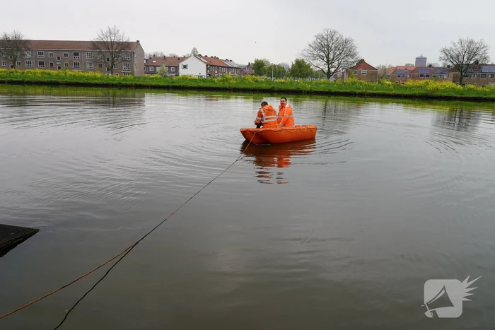 Urenlange berging van bestelbus in het water