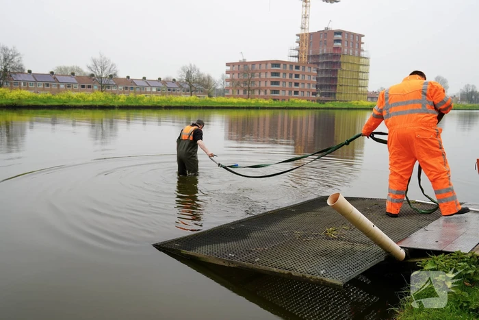 Urenlange berging van bestelbus in het water