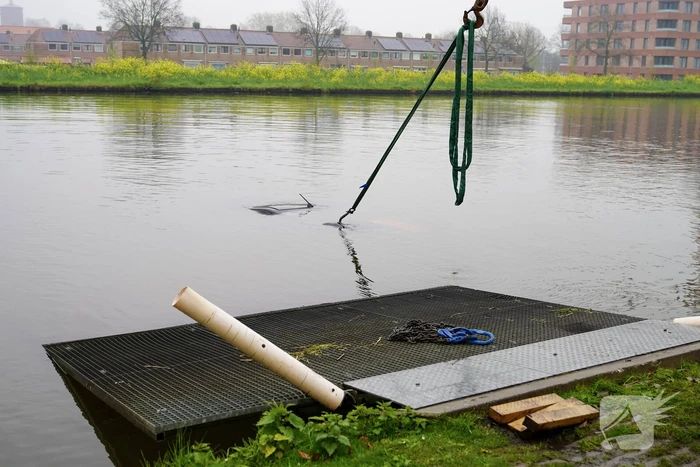 Urenlange berging van bestelbus in het water