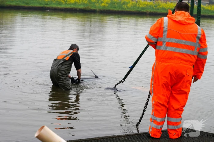 Urenlange berging van bestelbus in het water