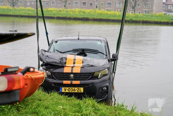 Urenlange berging van bestelbus in het water