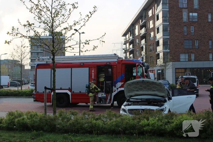 Brandweer verricht onderzoek naar mogelijke autobrand