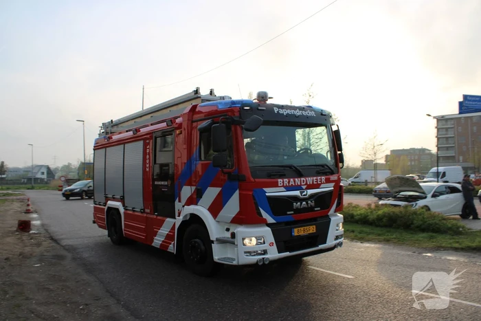 Brandweer verricht onderzoek naar mogelijke autobrand