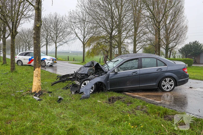 Automobilist gewond bij botsing tegen boom