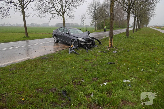 Automobilist gewond bij botsing tegen boom
