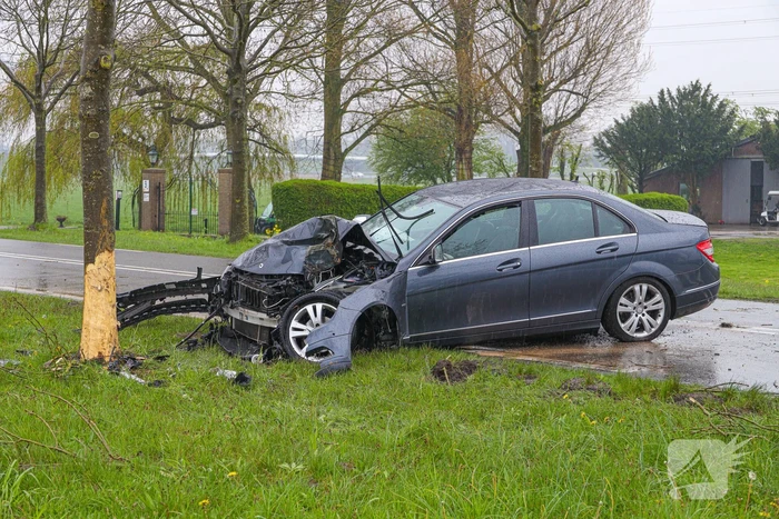 Automobilist gewond bij botsing tegen boom