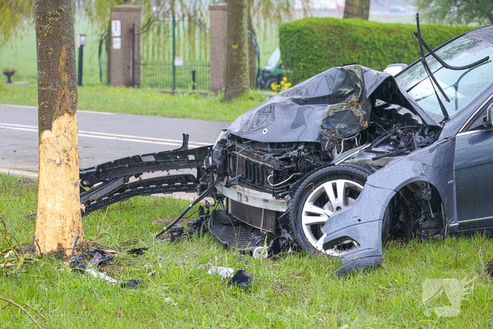 Automobilist gewond bij botsing tegen boom