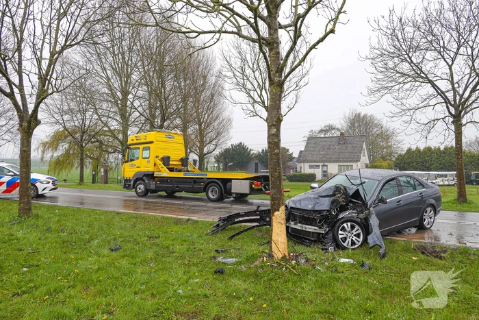 Automobilist gewond bij botsing tegen boom