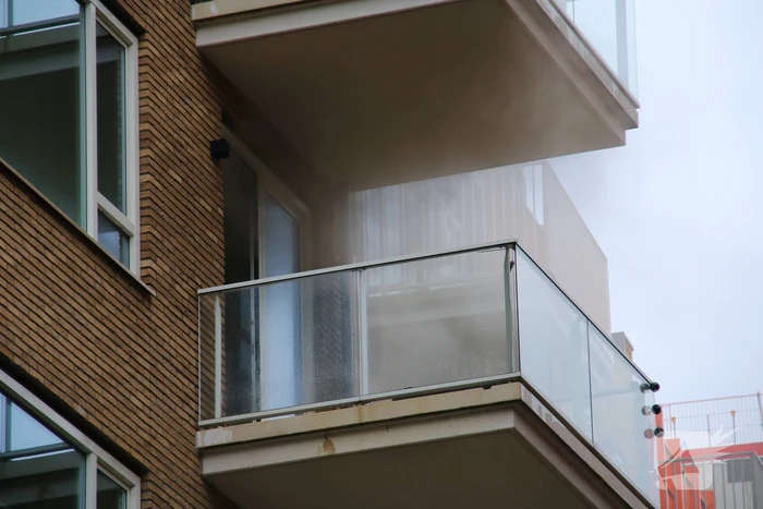 Bewoner en huisdier krijgen rook binnen bij hevige woningbrand