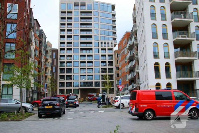 Bewoner en huisdier krijgen rook binnen bij hevige woningbrand