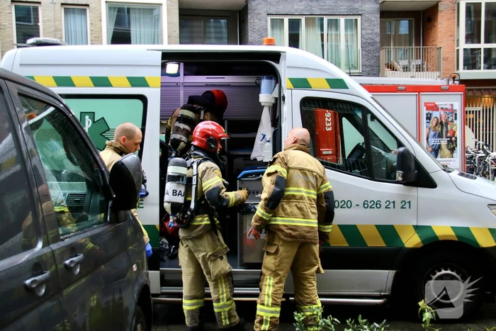 Bewoner en huisdier krijgen rook binnen bij hevige woningbrand