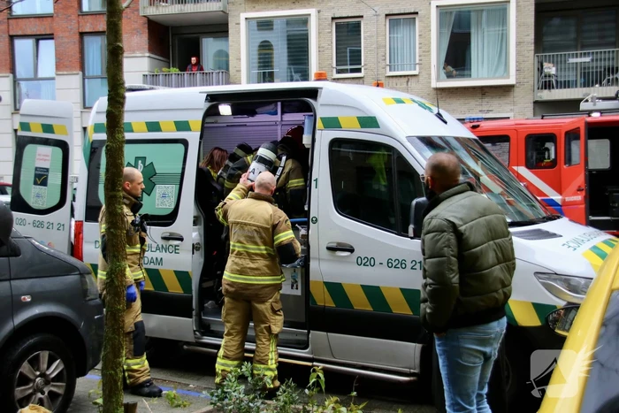 Bewoner en huisdier krijgen rook binnen bij hevige woningbrand