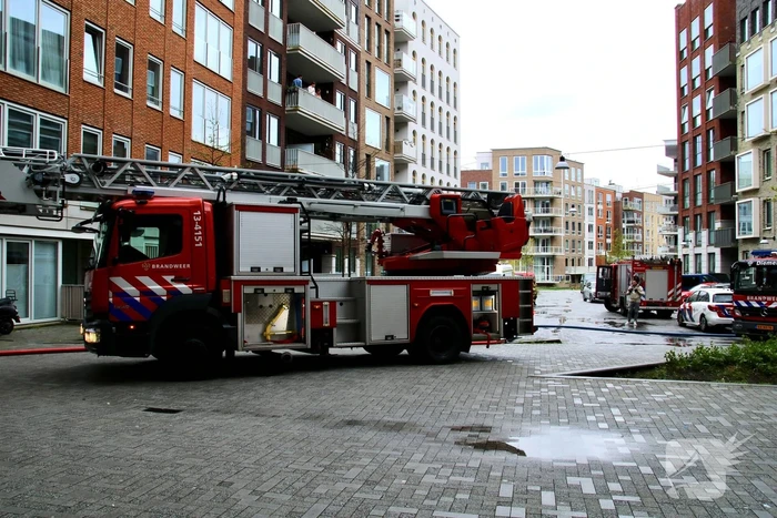 Bewoner en huisdier krijgen rook binnen bij hevige woningbrand