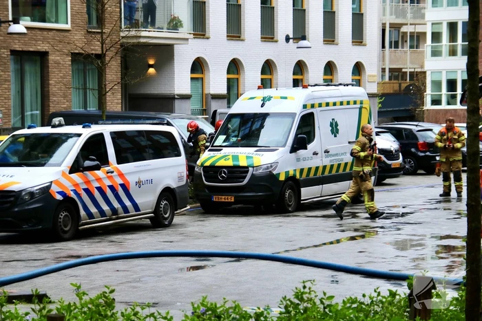 Bewoner en huisdier krijgen rook binnen bij hevige woningbrand