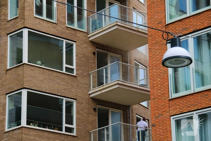 Bewoner en huisdier krijgen rook binnen bij hevige woningbrand