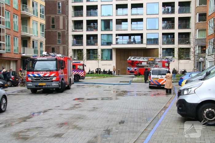 Bewoner en huisdier krijgen rook binnen bij hevige woningbrand