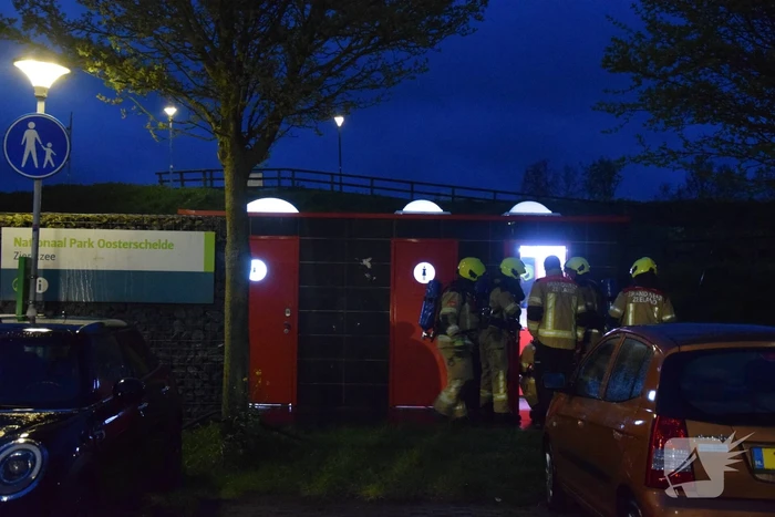 Flinke inzet voor smeulbrand op openbaar toilet