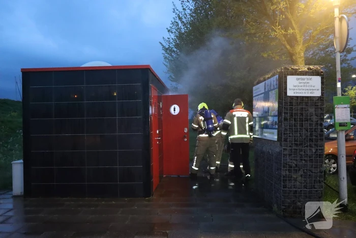 Flinke inzet voor smeulbrand op openbaar toilet