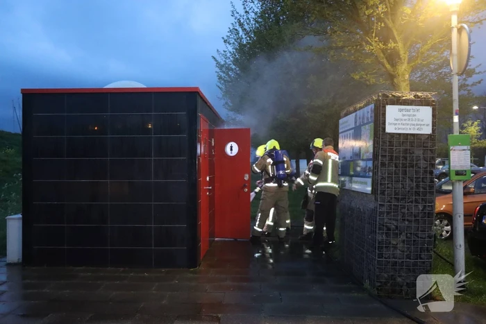 Flinke inzet voor smeulbrand op openbaar toilet
