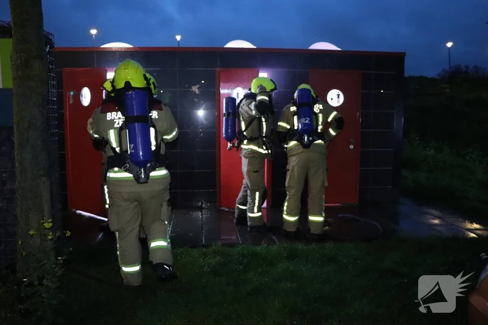 Flinke inzet voor smeulbrand op openbaar toilet