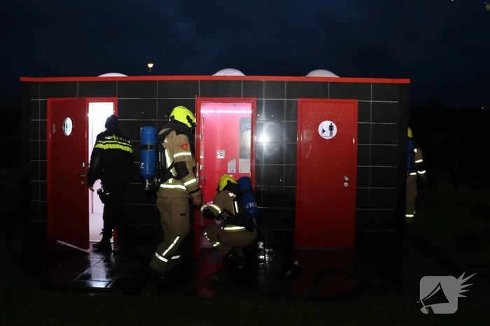 Flinke inzet voor smeulbrand op openbaar toilet