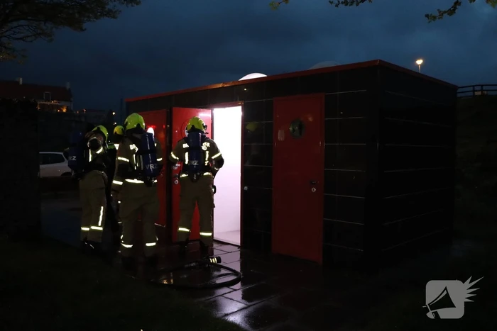 Flinke inzet voor smeulbrand op openbaar toilet