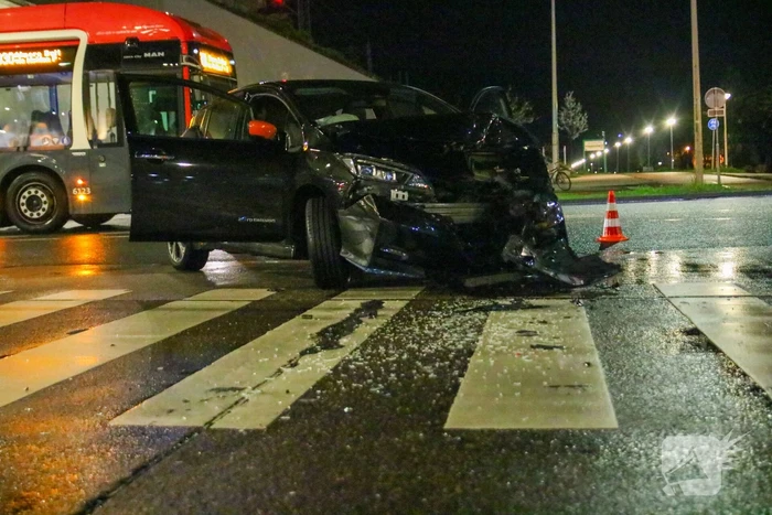 Personenauto in botsing met lijnbus