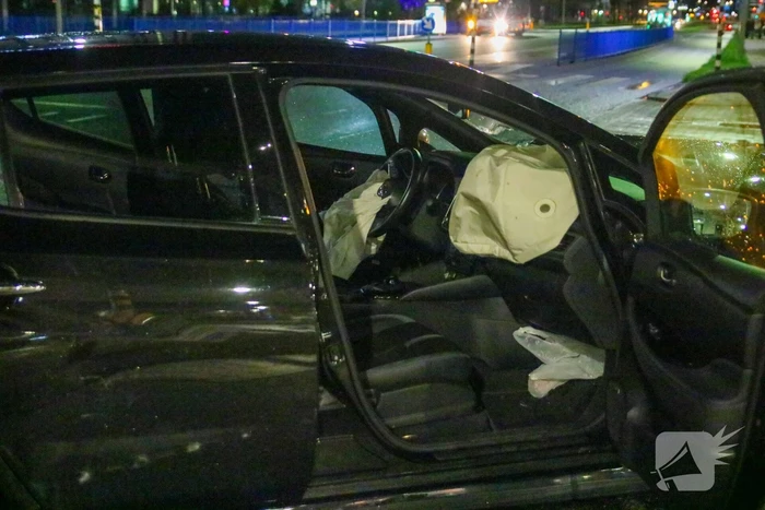 Personenauto in botsing met lijnbus