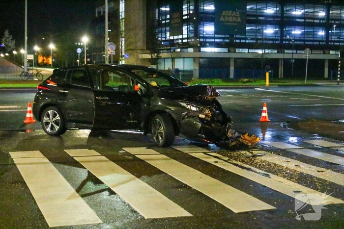 Personenauto in botsing met lijnbus