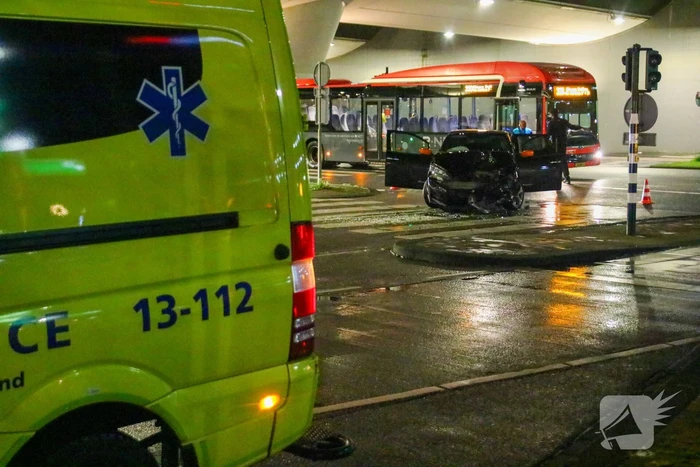 Personenauto in botsing met lijnbus
