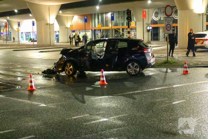 Personenauto in botsing met lijnbus