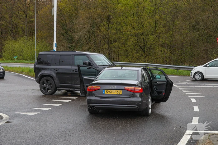 Bestuurder ziet andere auto over het hoofd bij het afslaan