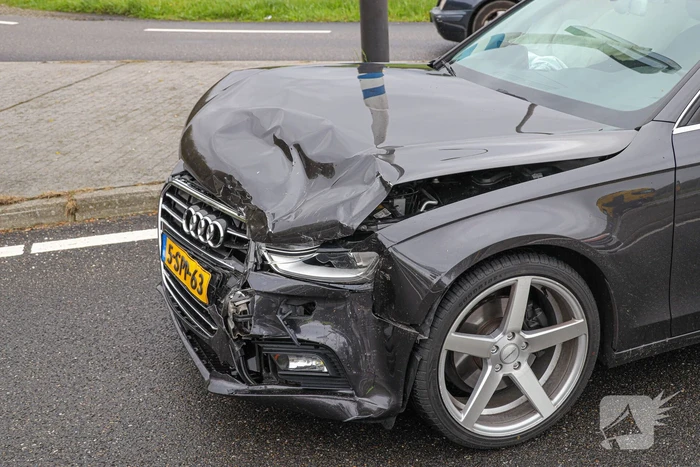 Bestuurder ziet andere auto over het hoofd bij het afslaan