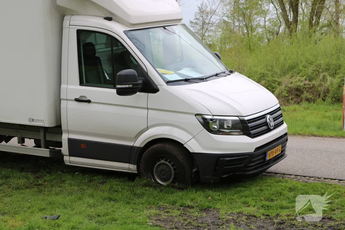 Bestuurder bestelbus botst op schrikblok beton