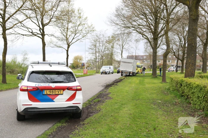 Bestuurder bestelbus botst op schrikblok beton
