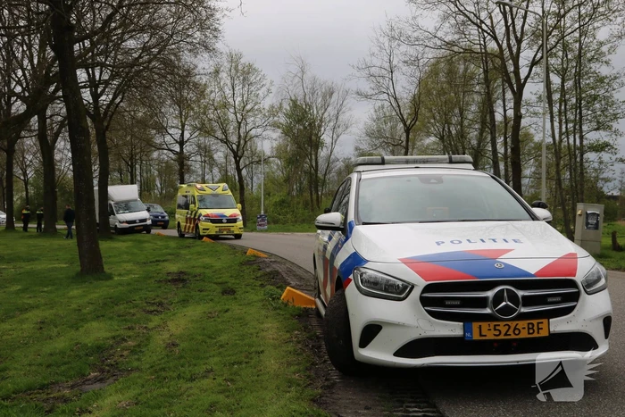 Bestuurder bestelbus botst op schrikblok beton