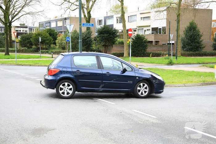Twee auto's botsen op kruising