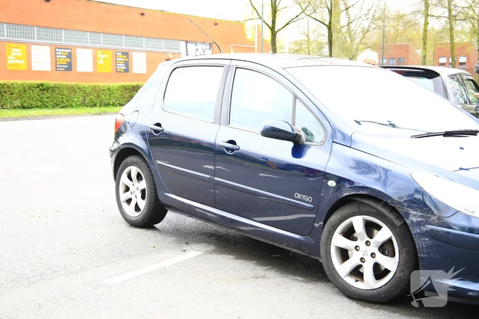 Twee auto's botsen op kruising