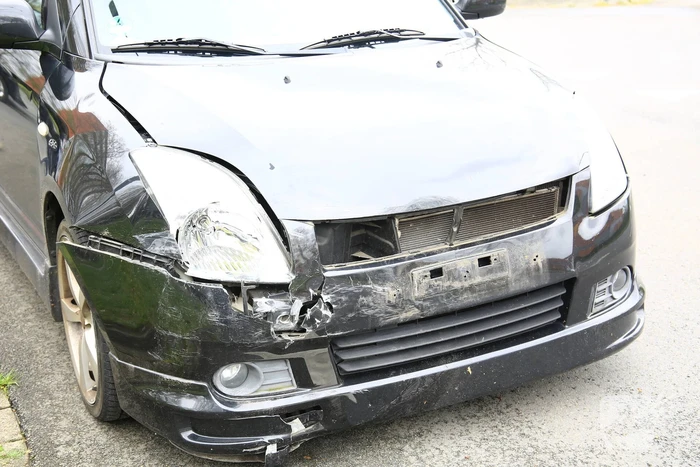 Twee auto's botsen op kruising