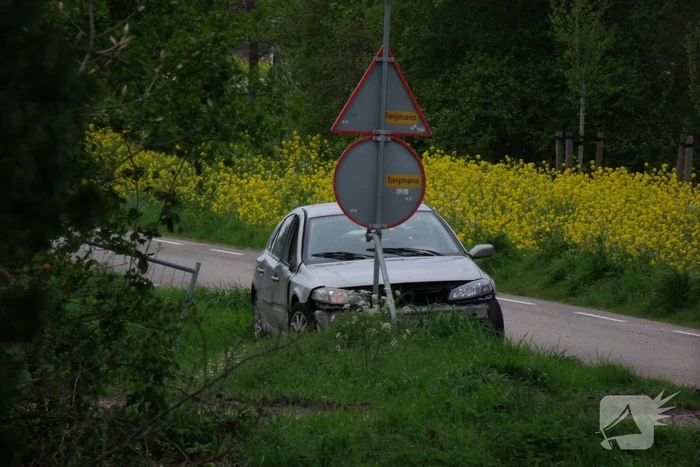 Auto flink beschadigd aangetroffen