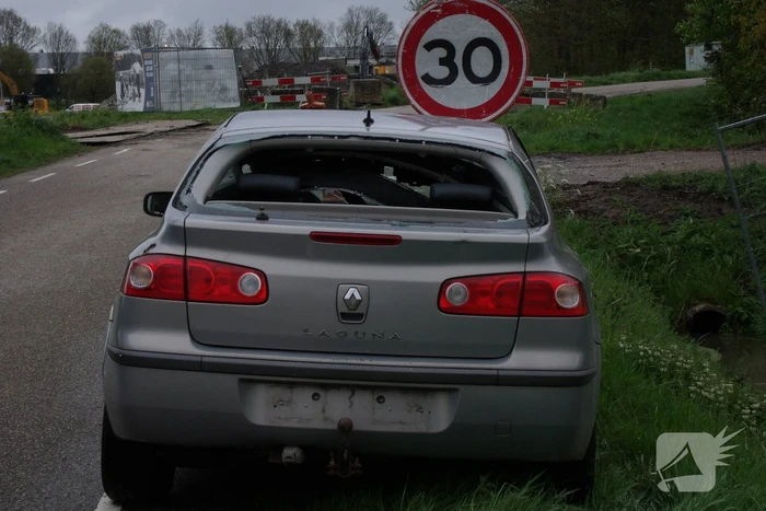 Auto flink beschadigd aangetroffen