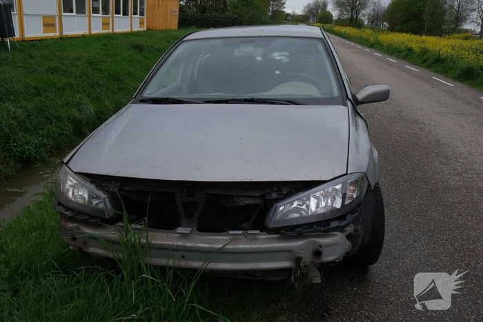 Auto flink beschadigd aangetroffen