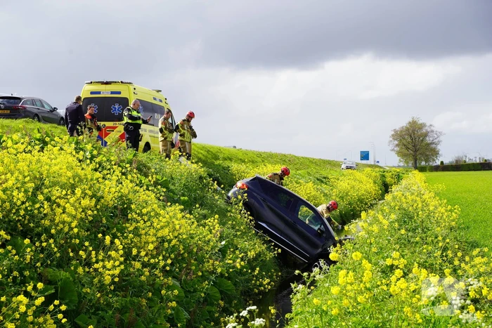 Automobilist raakt van de weg en belandt in sloot