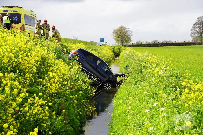 Automobilist raakt van de weg en belandt in sloot