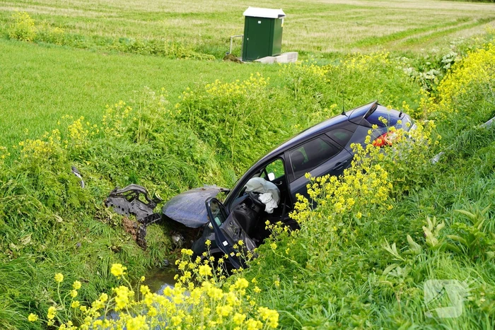Automobilist raakt van de weg en belandt in sloot
