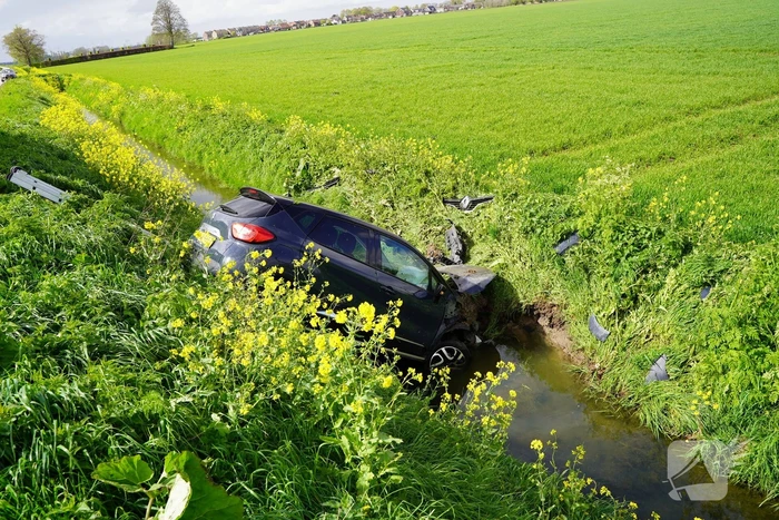 Automobilist raakt van de weg en belandt in sloot