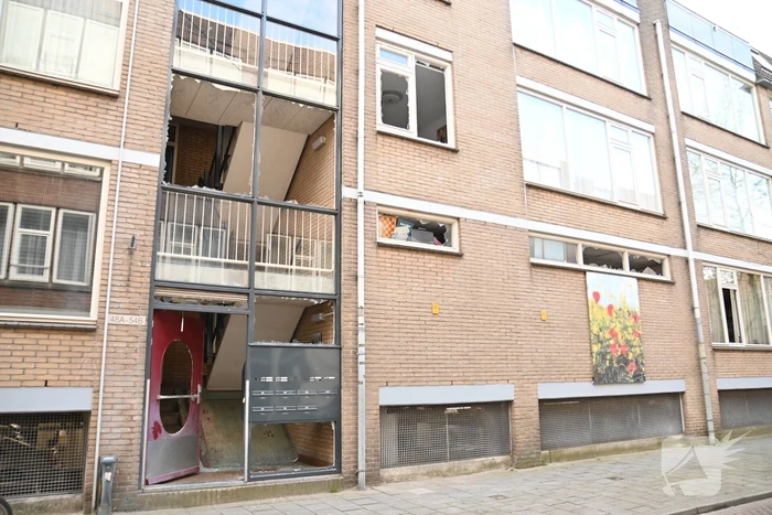 Ramen portiek en woningen er uit geblazen na explosie