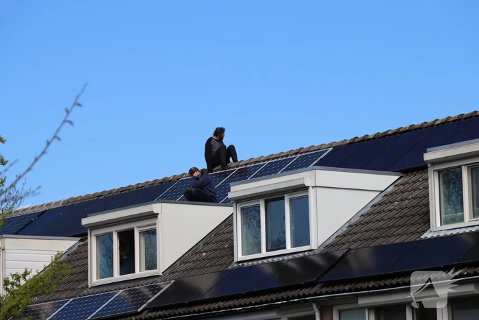 Twee personen op dak van woning